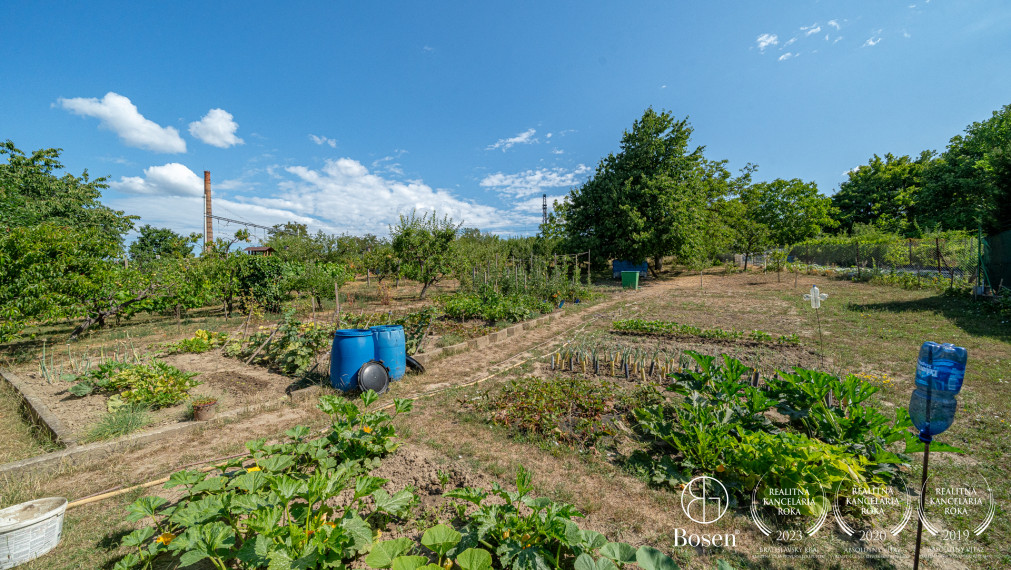 BOSEN | Stavebný pozemok s kompletnými IS a vzrastlou zeleňou | Šenkvice | 1 062 m²