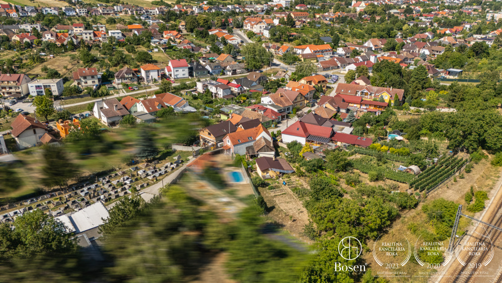 BOSEN | Stavebný pozemok s kompletnými IS a vzrastlou zeleňou | Šenkvice | 1 062 m²