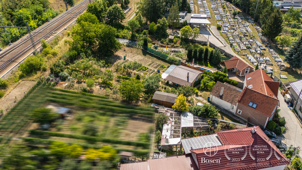 BOSEN | Stavebný pozemok s kompletnými IS a vzrastlou zeleňou | Šenkvice | 1 062 m²