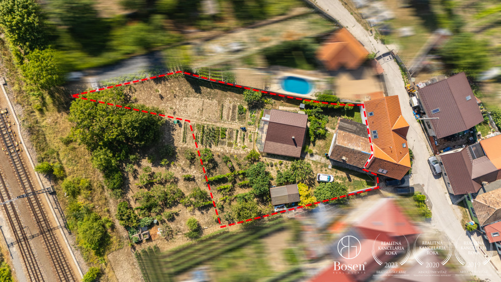 BOSEN | Stavebný pozemok s kompletnými IS a vzrastlou zeleňou | Šenkvice | 1 062 m²