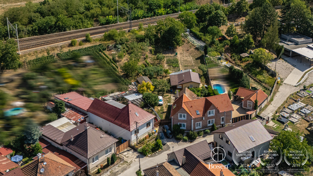 BOSEN | Stavebný pozemok s kompletnými IS a vzrastlou zeleňou | Šenkvice | 1 062 m²