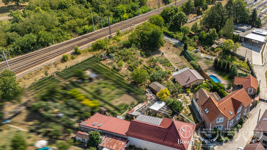 BOSEN | Stavebný pozemok s kompletnými IS a vzrastlou zeleňou | Šenkvice | 1 062 m²