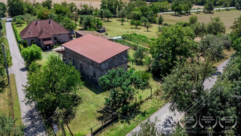 BOSEN | Rozprávkový rodinný dom s velkou záhradou v obci Chrtany.