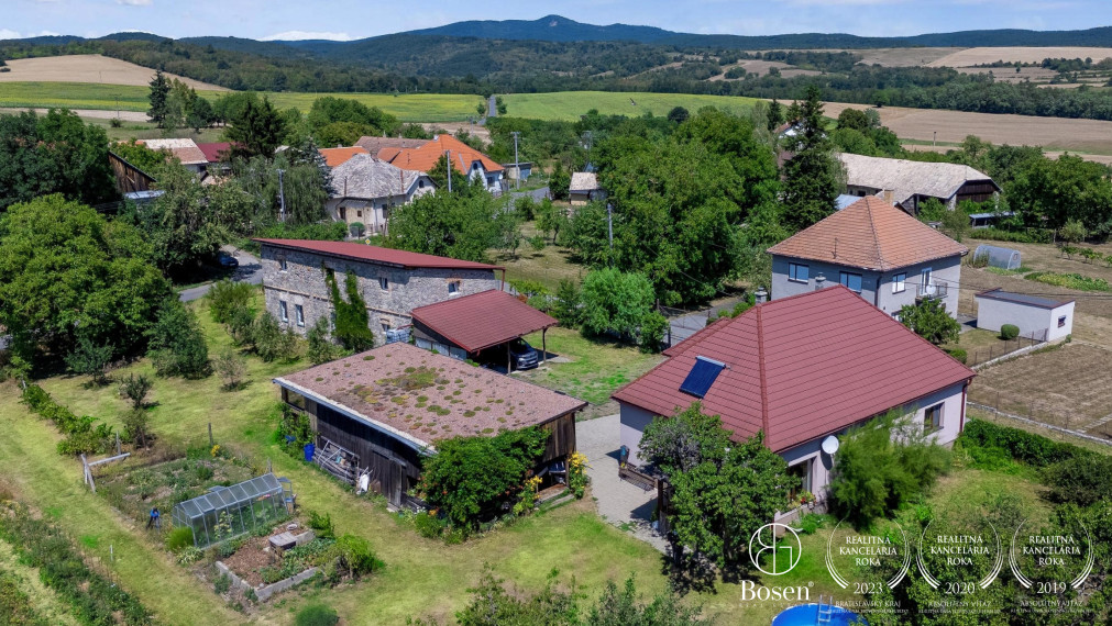 BOSEN | Rozprávkový rodinný dom s velkou záhradou v obci Chrtany.
