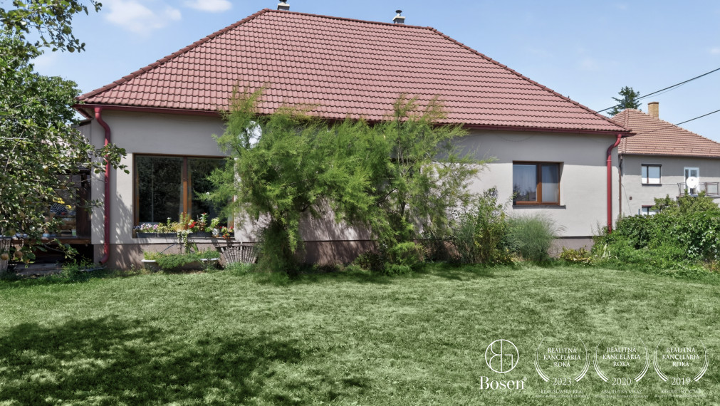 BOSEN | Rozprávkový rodinný dom s velkou záhradou v obci Chrtany.
