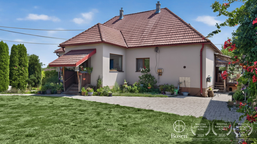 BOSEN | Rozprávkový rodinný dom s velkou záhradou v obci Chrtany.