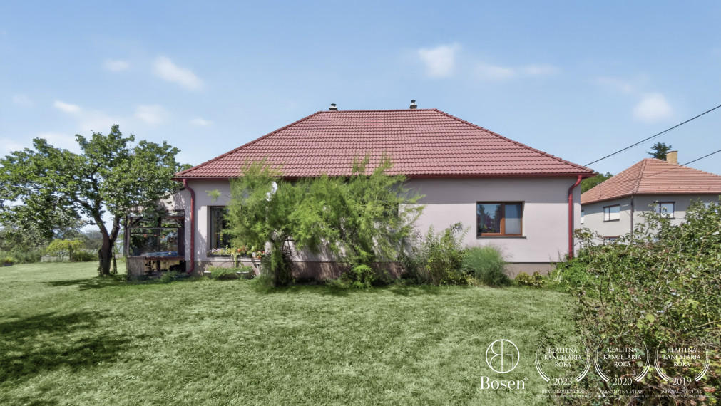 BOSEN | Rozprávkový rodinný dom s velkou záhradou v obci Chrtany.
