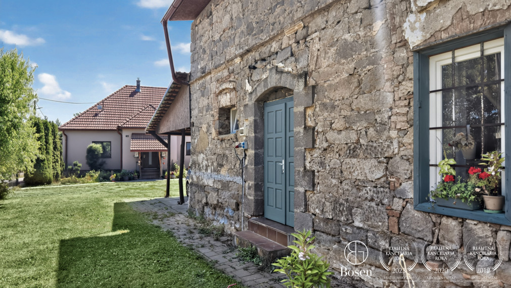 BOSEN | Rozprávkový rodinný dom s velkou záhradou v obci Chrtany.
