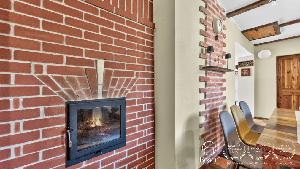 BOSEN | Rozprávkový rodinný dom s velkou záhradou v obci Chrtany.