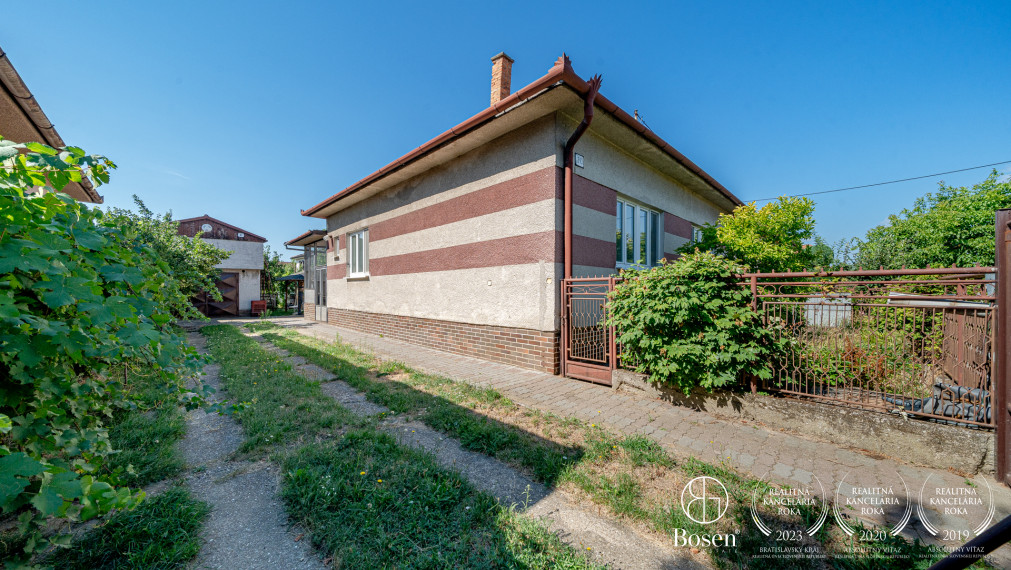 BOSEN | Stavebný pozemok s rodinným domom na zbúranie alebo rekonštrukciu, Chorvátsky Grob, 801 m²