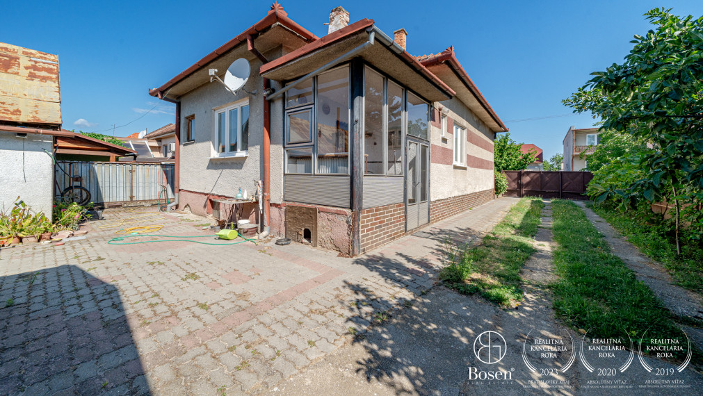 BOSEN | Stavebný pozemok s rodinným domom na zbúranie alebo rekonštrukciu, Chorvátsky Grob, 801 m²