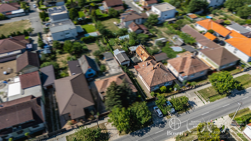 BOSEN | Stavebný pozemok s rodinným domom na zbúranie alebo rekonštrukciu, Chorvátsky Grob, 801 m²