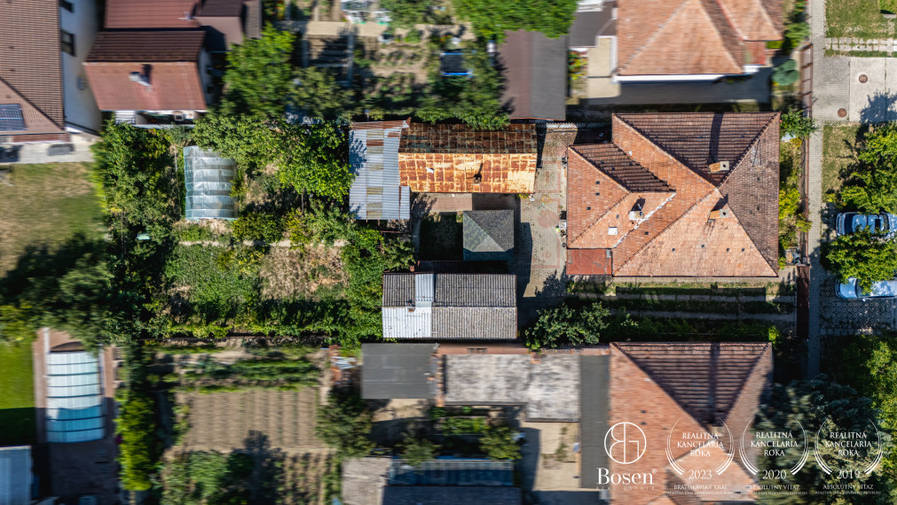 BOSEN | Stavebný pozemok s rodinným domom na zbúranie alebo rekonštrukciu, Chorvátsky Grob, 801 m²