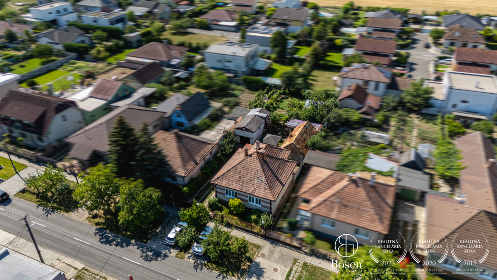 BOSEN | Stavebný pozemok s rodinným domom na zbúranie alebo rekonštrukciu, Chorvátsky Grob, 801 m²