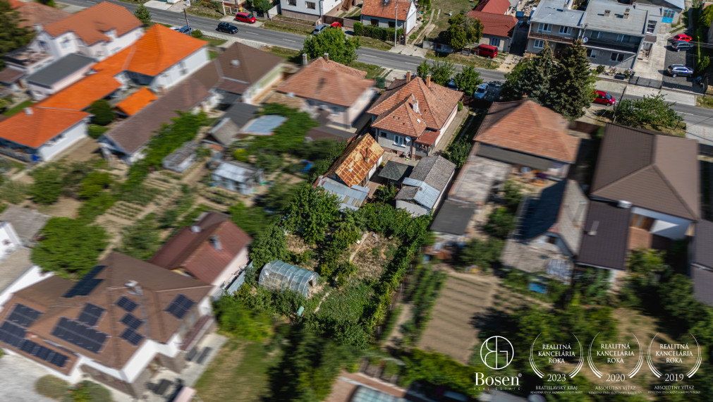 BOSEN | Stavebný pozemok s rodinným domom na zbúranie alebo rekonštrukciu, Chorvátsky Grob, 801 m²