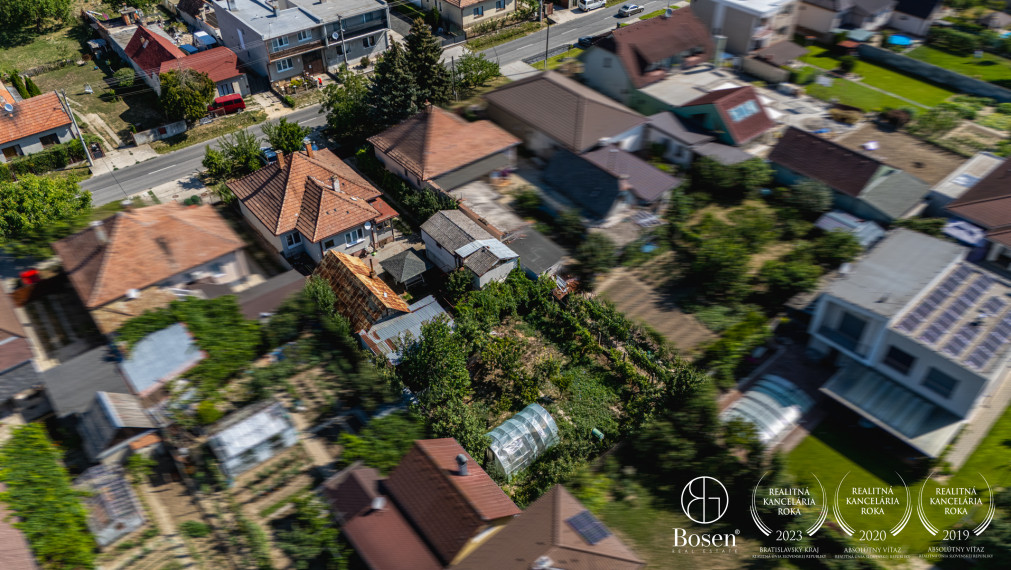 BOSEN | Stavebný pozemok s rodinným domom na zbúranie alebo rekonštrukciu, Chorvátsky Grob, 801 m²