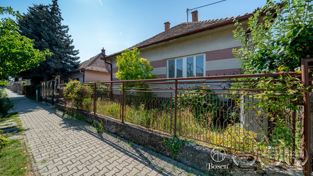 BOSEN | Stavebný pozemok s rodinným domom na zbúranie alebo rekonštrukciu, Chorvátsky Grob, 801 m²