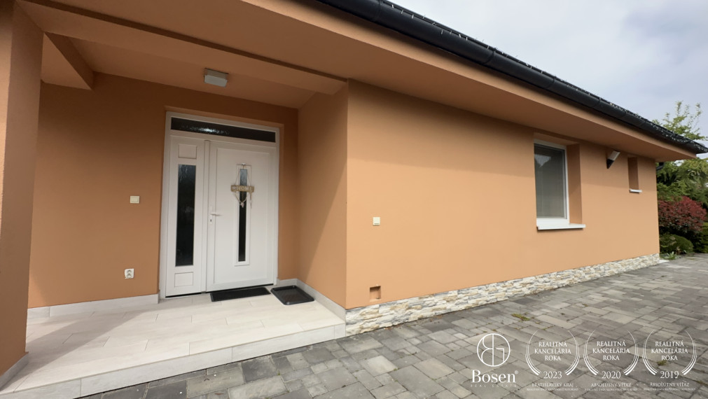 BOSEN | Nadštandardný 4 izbový rodinný dom s budovou pre hostí v obci Trstice