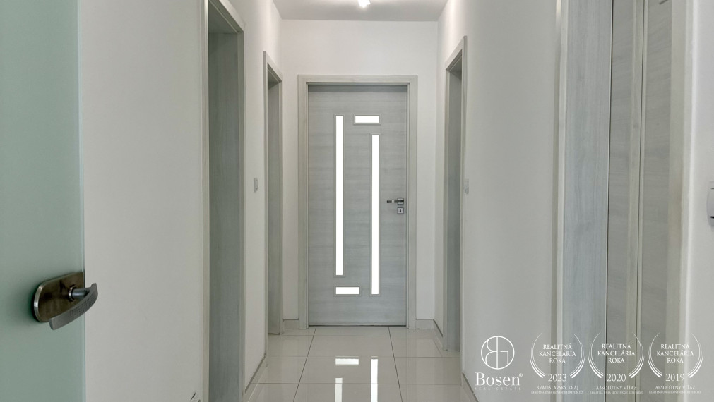 BOSEN | Nadštandardný 4 izbový rodinný dom s budovou pre hostí v obci Trstice