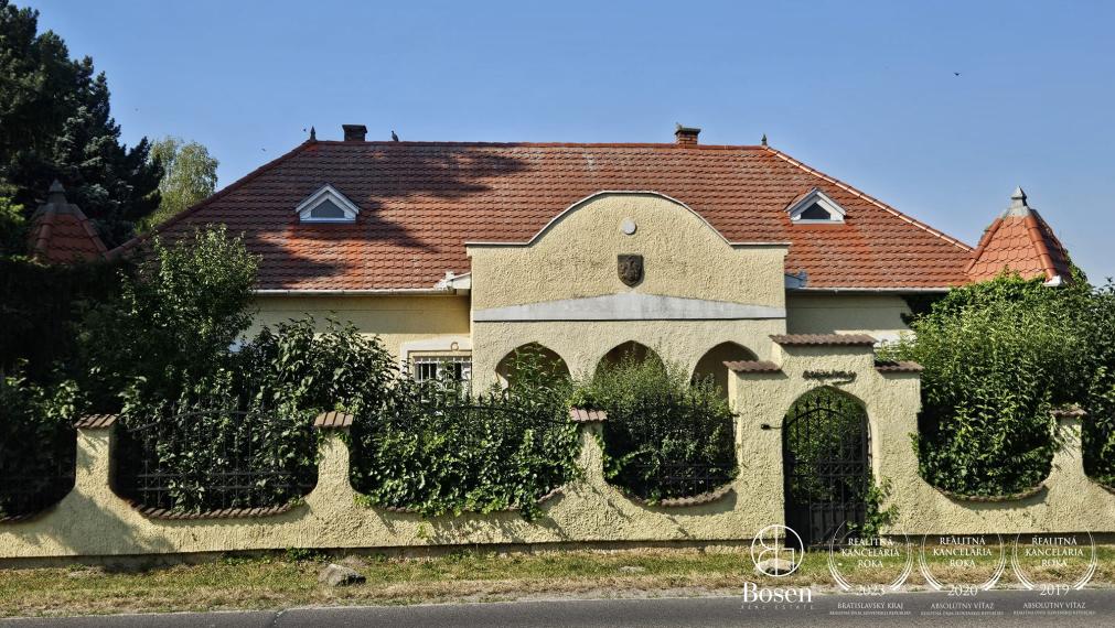 BOSEN | Rozľahlá kúria s veľkým areálom a potenciálom pri Slovakia Ringu