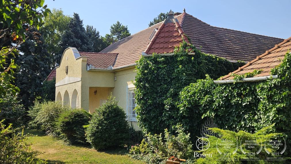 BOSEN | Rozľahlá kúria s veľkým areálom a potenciálom pri Slovakia Ringu