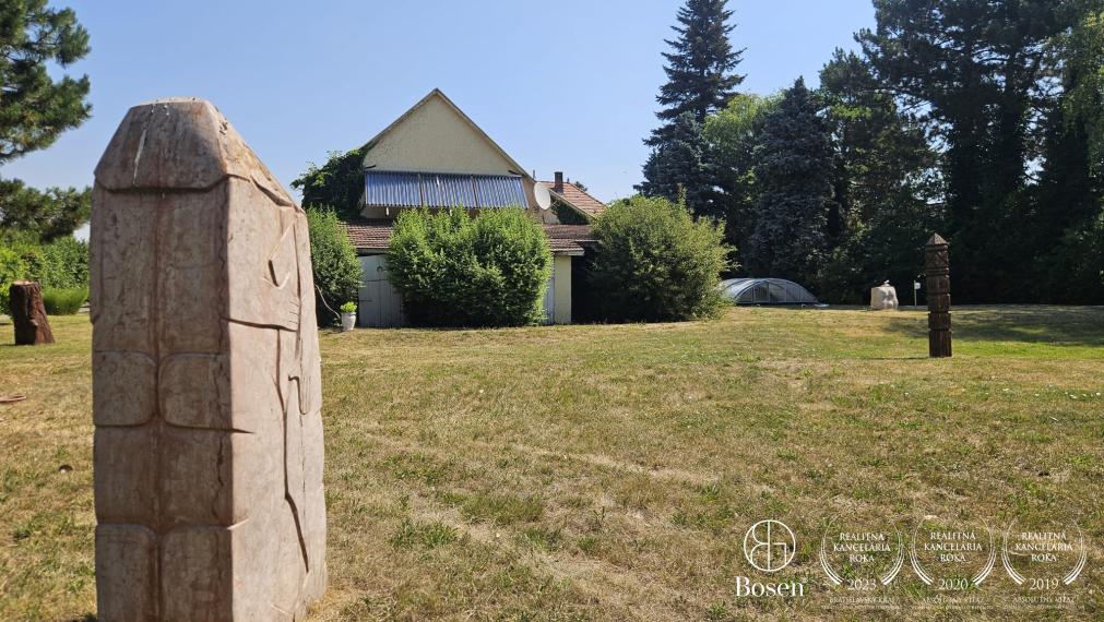 BOSEN | Rozľahlá kúria s veľkým areálom a potenciálom pri Slovakia Ringu