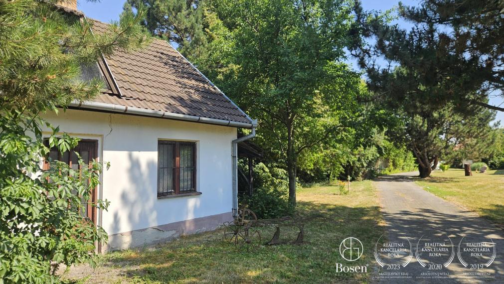 BOSEN | Rozľahlá kúria s veľkým areálom a potenciálom pri Slovakia Ringu