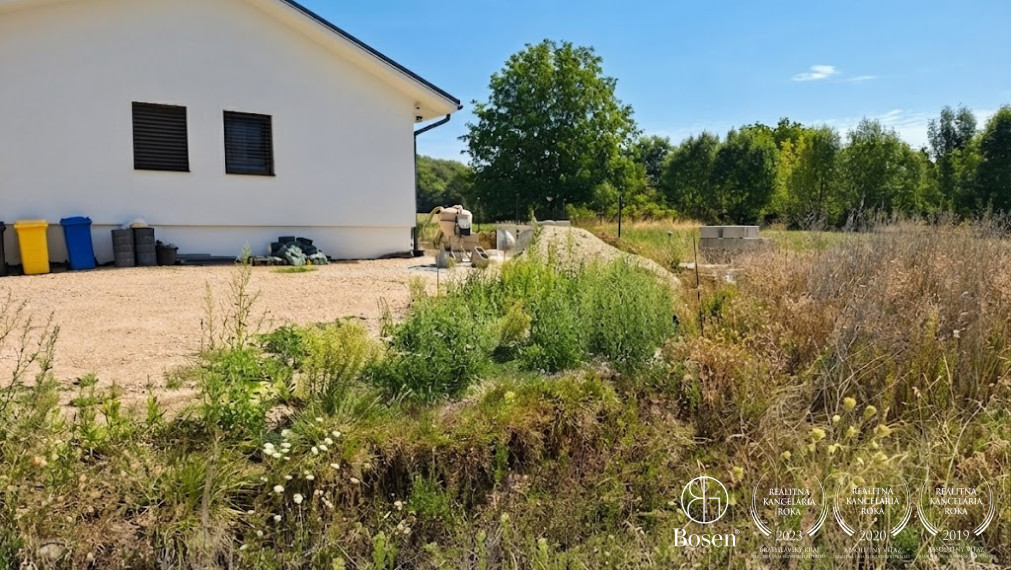 LOYALTERS | Pozemok Čeľadice –hotová doska, projekt bungalov