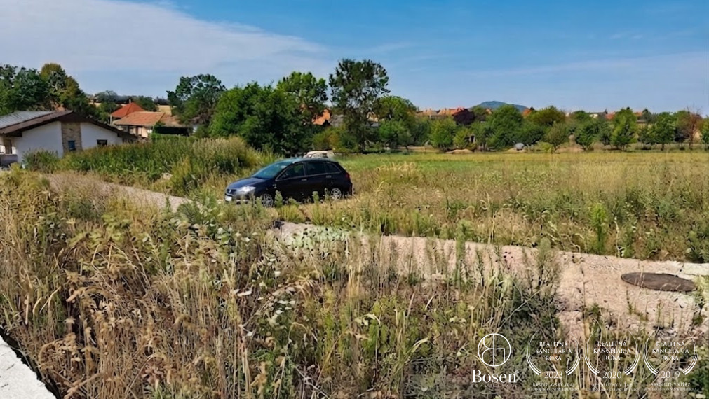 LOYALTERS | Pozemok Čeľadice –hotová doska, projekt bungalov