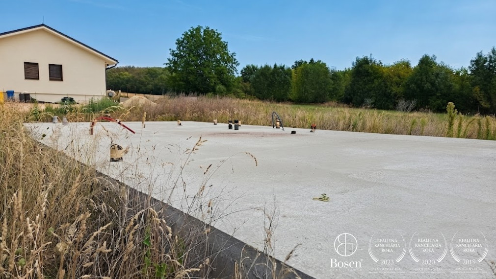 LOYALTERS | Pozemok Čeľadice –hotová doska, projekt bungalov