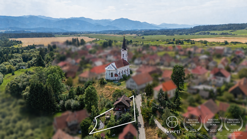 BOSEN | Chata s výhľadom na Kriváň a potokom na pozemku, Pribylina