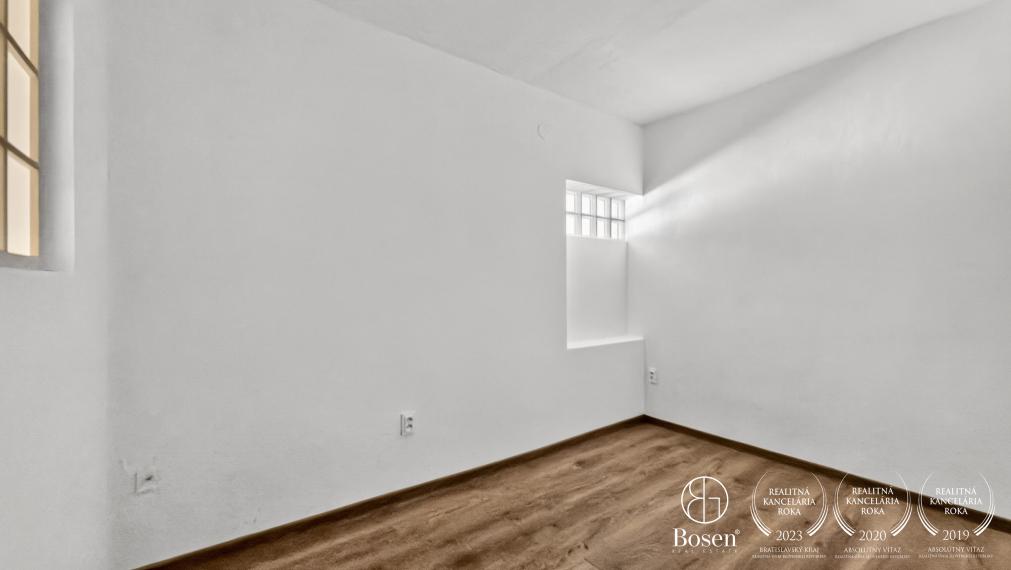 BOSEN | Viacúčelová budova v centre Fiľakova, 117m2
