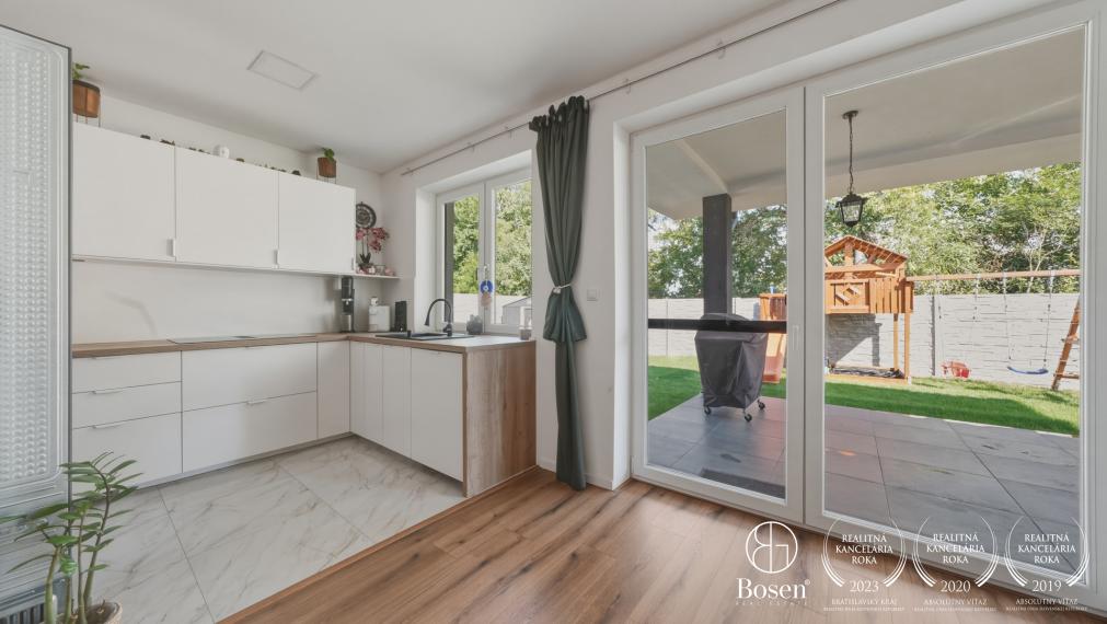 BOSEN | Zariadená novostavba moderného 4-izbového rodinného domu s terasou na pozemku 584 m²