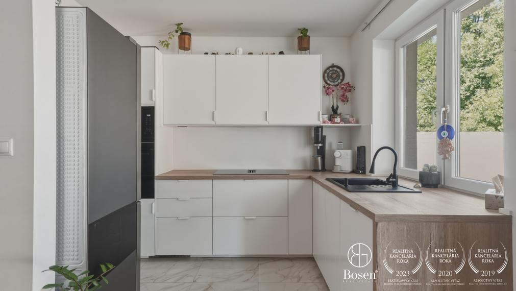 BOSEN | Zariadená novostavba moderného 4-izbového rodinného domu s terasou na pozemku 584 m²