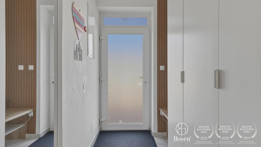BOSEN | Zariadená novostavba moderného 4-izbového rodinného domu s terasou na pozemku 584 m²