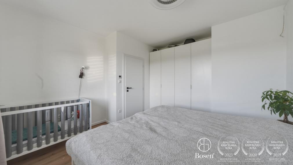 BOSEN | Zariadená novostavba moderného 4-izbového rodinného domu s terasou na pozemku 584 m²