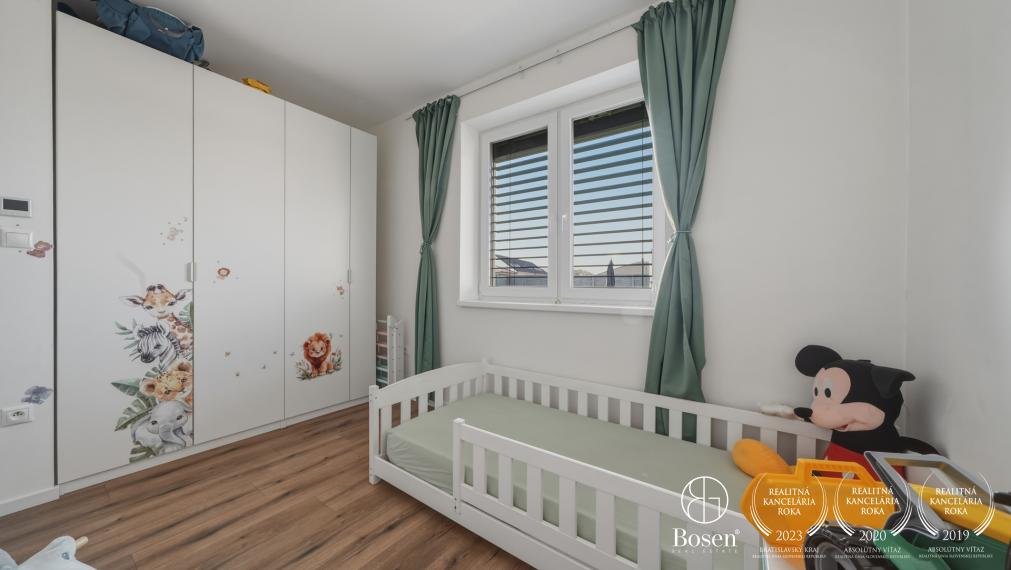 BOSEN | Zariadená novostavba moderného 4-izbového rodinného domu s terasou na pozemku 584 m²