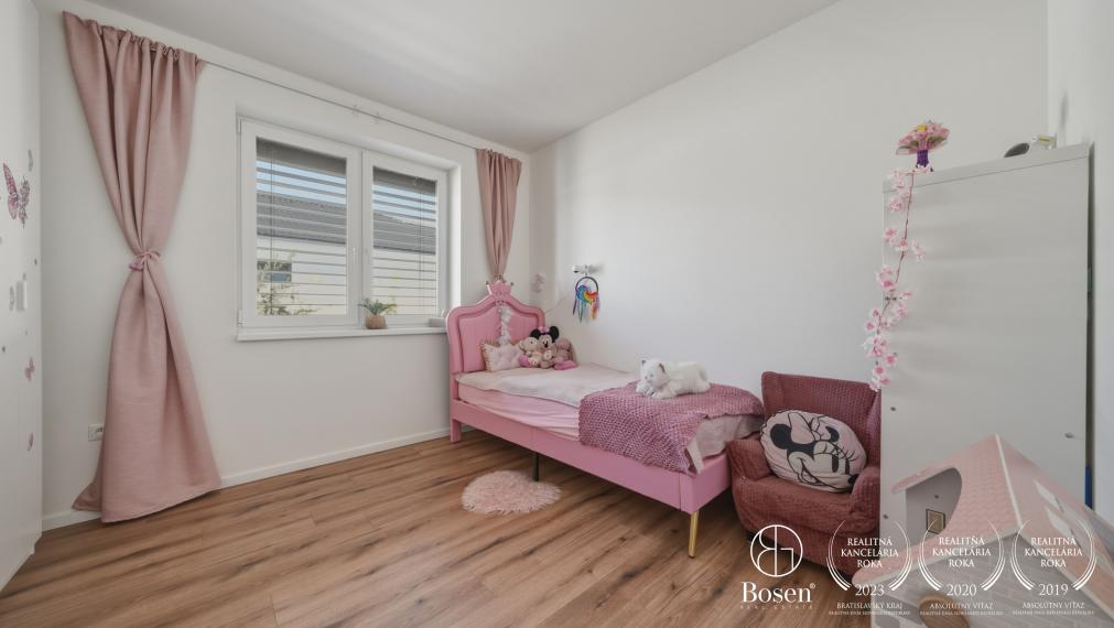 BOSEN | Zariadená novostavba moderného 4-izbového rodinného domu s terasou na pozemku 584 m²