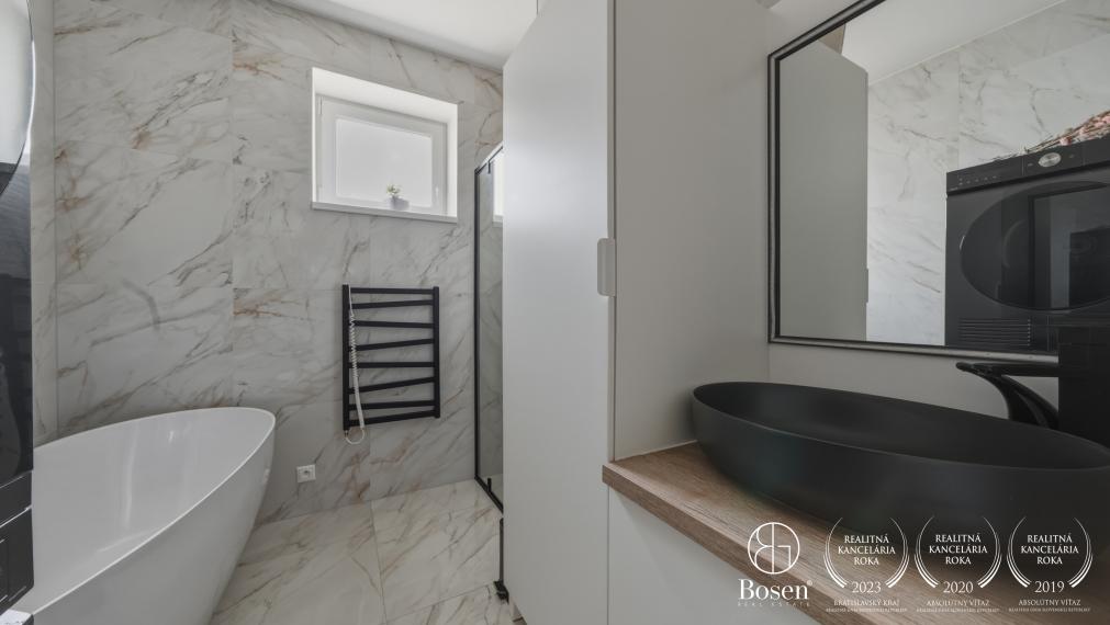 BOSEN | Zariadená novostavba moderného 4-izbového rodinného domu s terasou na pozemku 584 m²