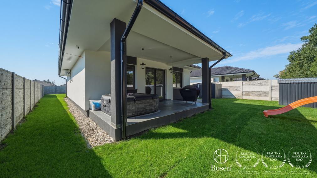 BOSEN | Zariadená novostavba moderného 4-izbového rodinného domu s terasou na pozemku 584 m²