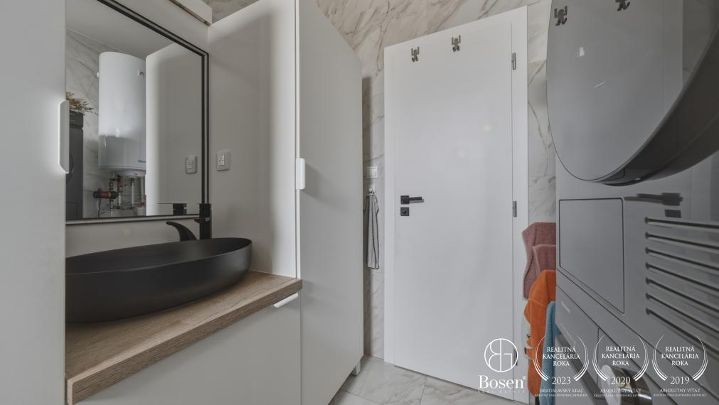 BOSEN | Zariadená novostavba moderného 4-izbového rodinného domu s terasou na pozemku 584 m²