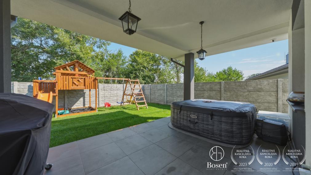 BOSEN | Zariadená novostavba moderného 4-izbového rodinného domu s terasou na pozemku 584 m²