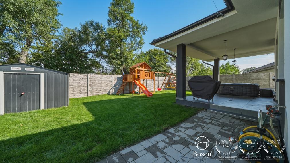 BOSEN | Zariadená novostavba moderného 4-izbového rodinného domu s terasou na pozemku 584 m²