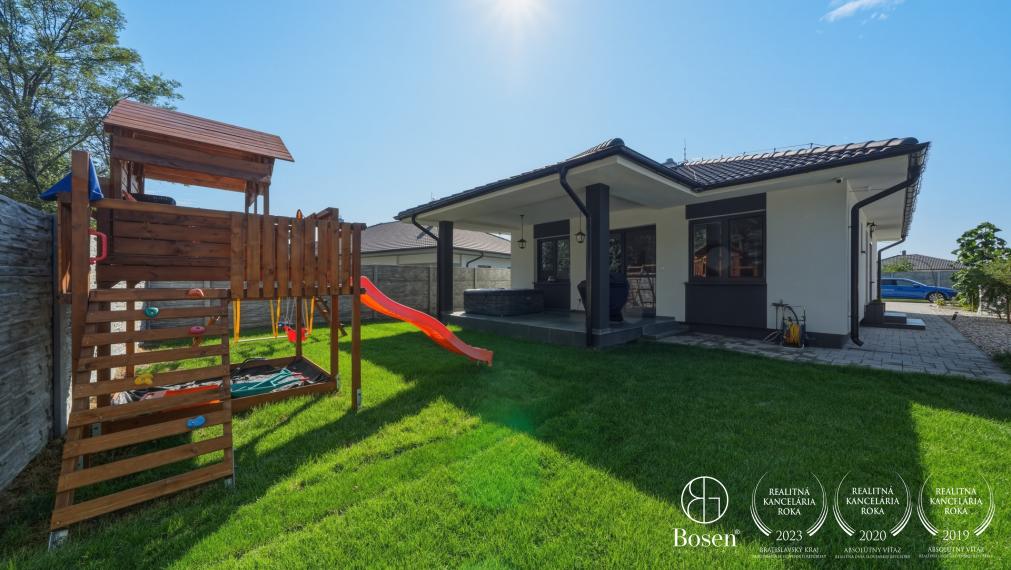 BOSEN | Zariadená novostavba moderného 4-izbového rodinného domu s terasou na pozemku 584 m²