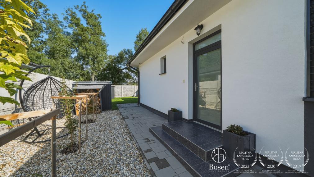 BOSEN | Zariadená novostavba moderného 4-izbového rodinného domu s terasou na pozemku 584 m²
