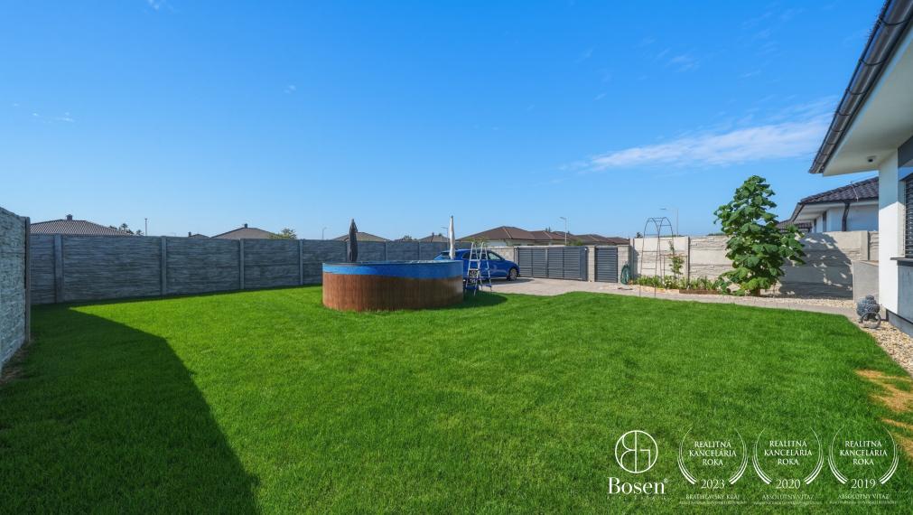 BOSEN | Zariadená novostavba moderného 4-izbového rodinného domu s terasou na pozemku 584 m²