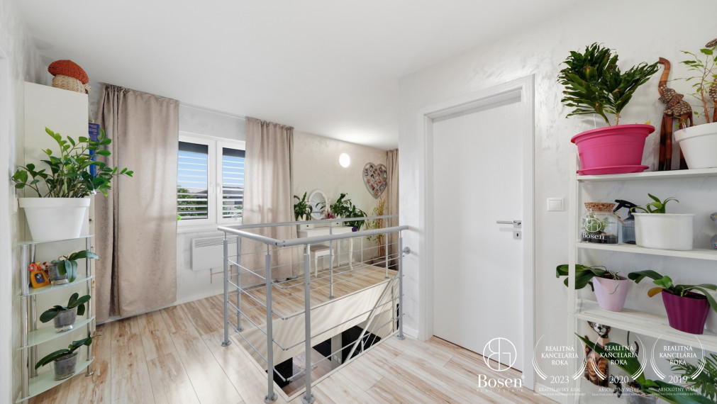 BOSEN | 6 izbový rodinný dom s bazénom a garážou, Stupava