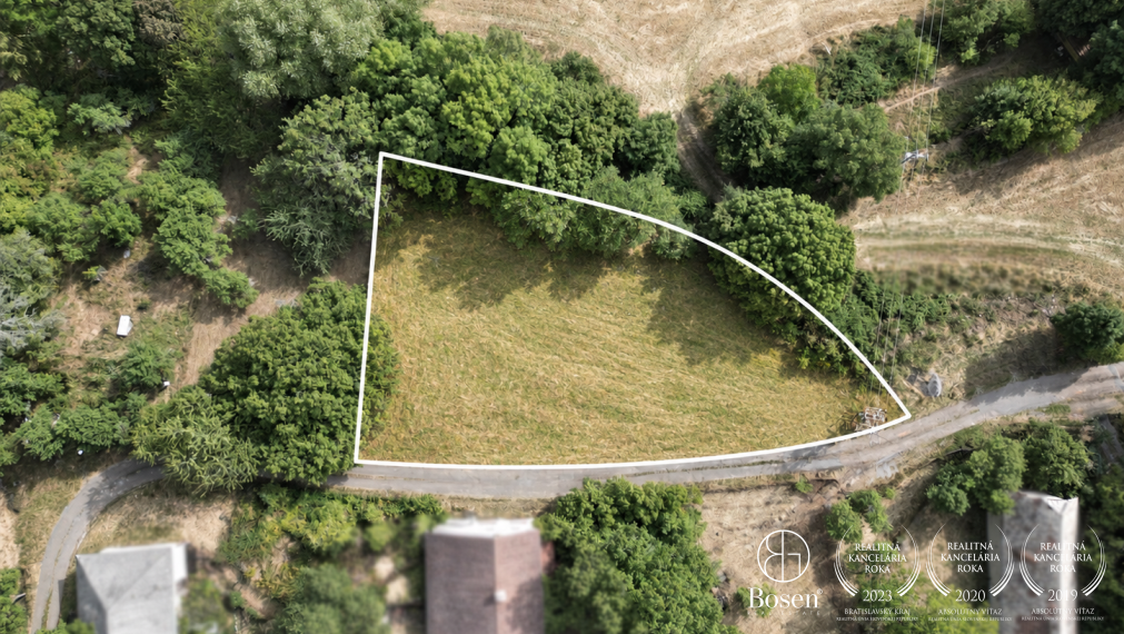 BOSEN | Rekreačný pozemok s výhľadom na Kremnicu, 1 694 m²