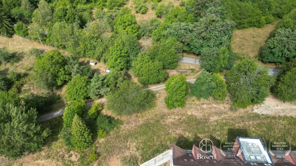 BOSEN | Rekreačný pozemok s výhľadom na Kremnicu, 1 694 m²