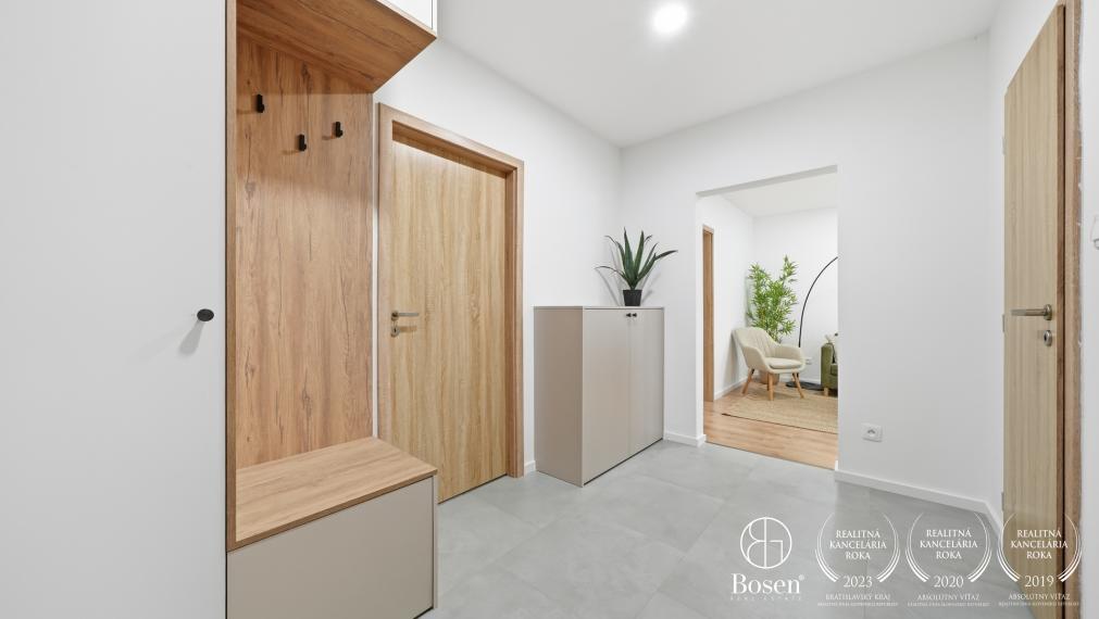 BOSEN | Zrekonštruovaný a zariadený 3 izbový byt s loggiou, 71,55 m², Karola Adlera, Dúbravka